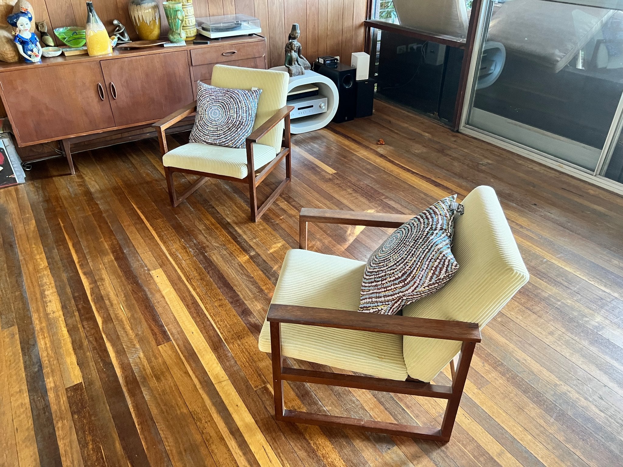 68a44b28a76e766b79698fbf_pair-of-dqf-blackbean-chairs-lounge_1773015482691.png