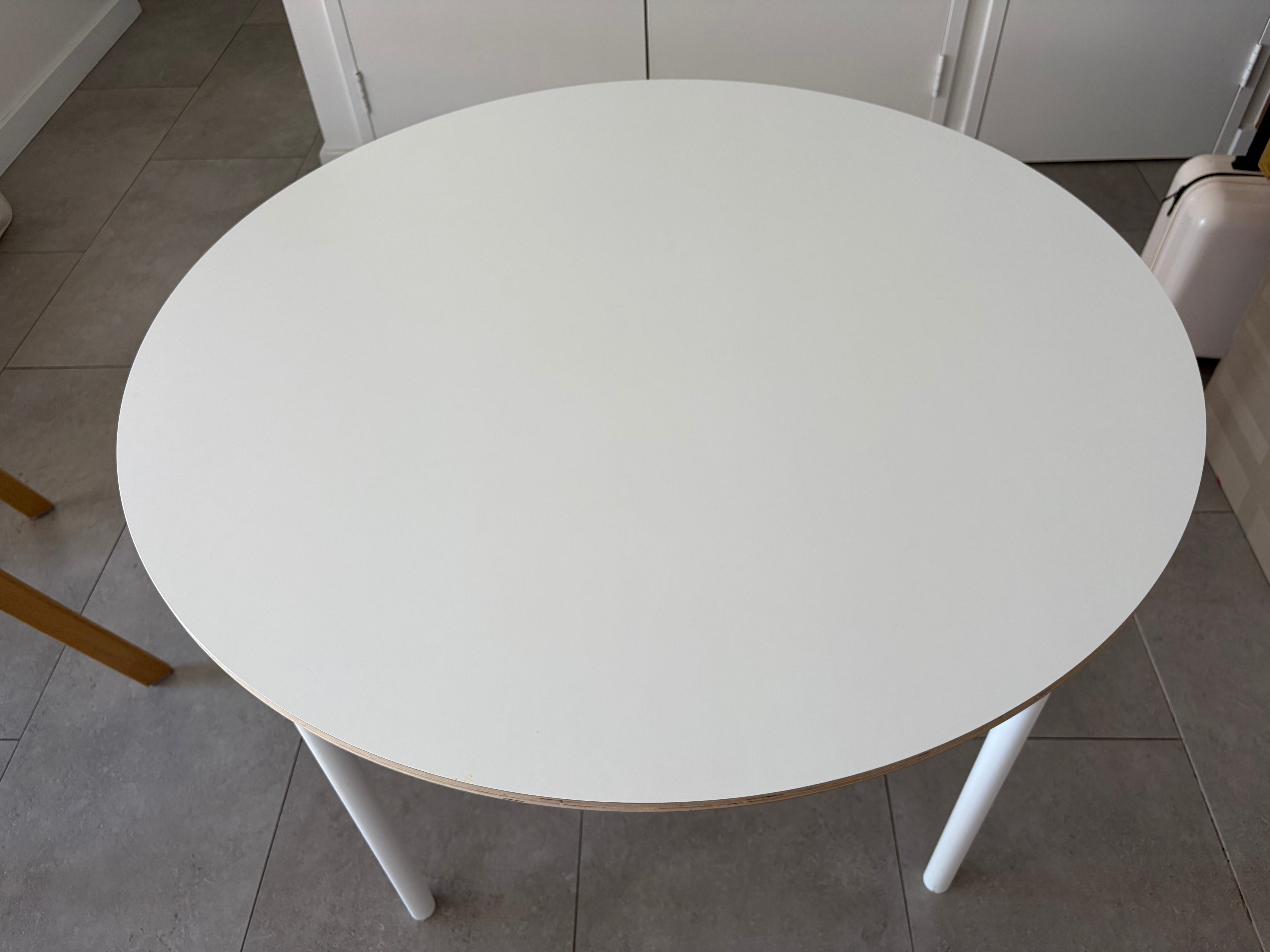 Muuto Base Round table