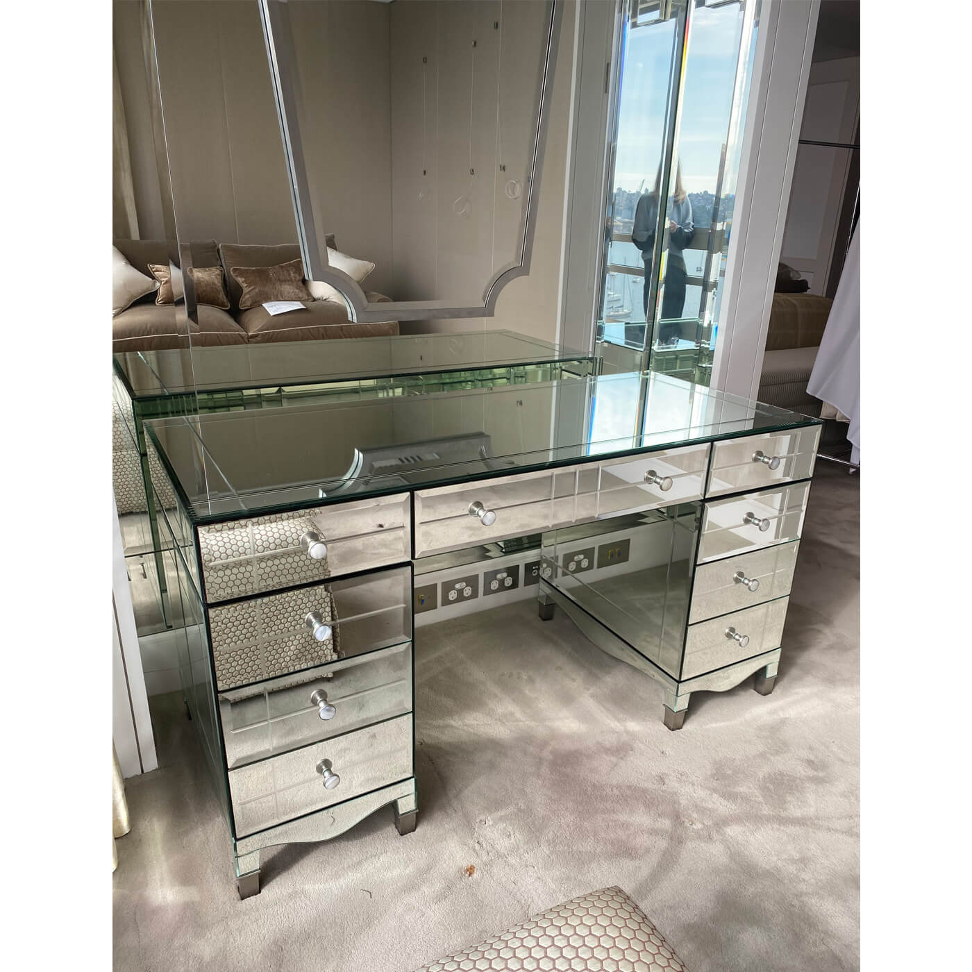 Two-Design-Lovers-Custom-Mirrored-Make-Up-Table