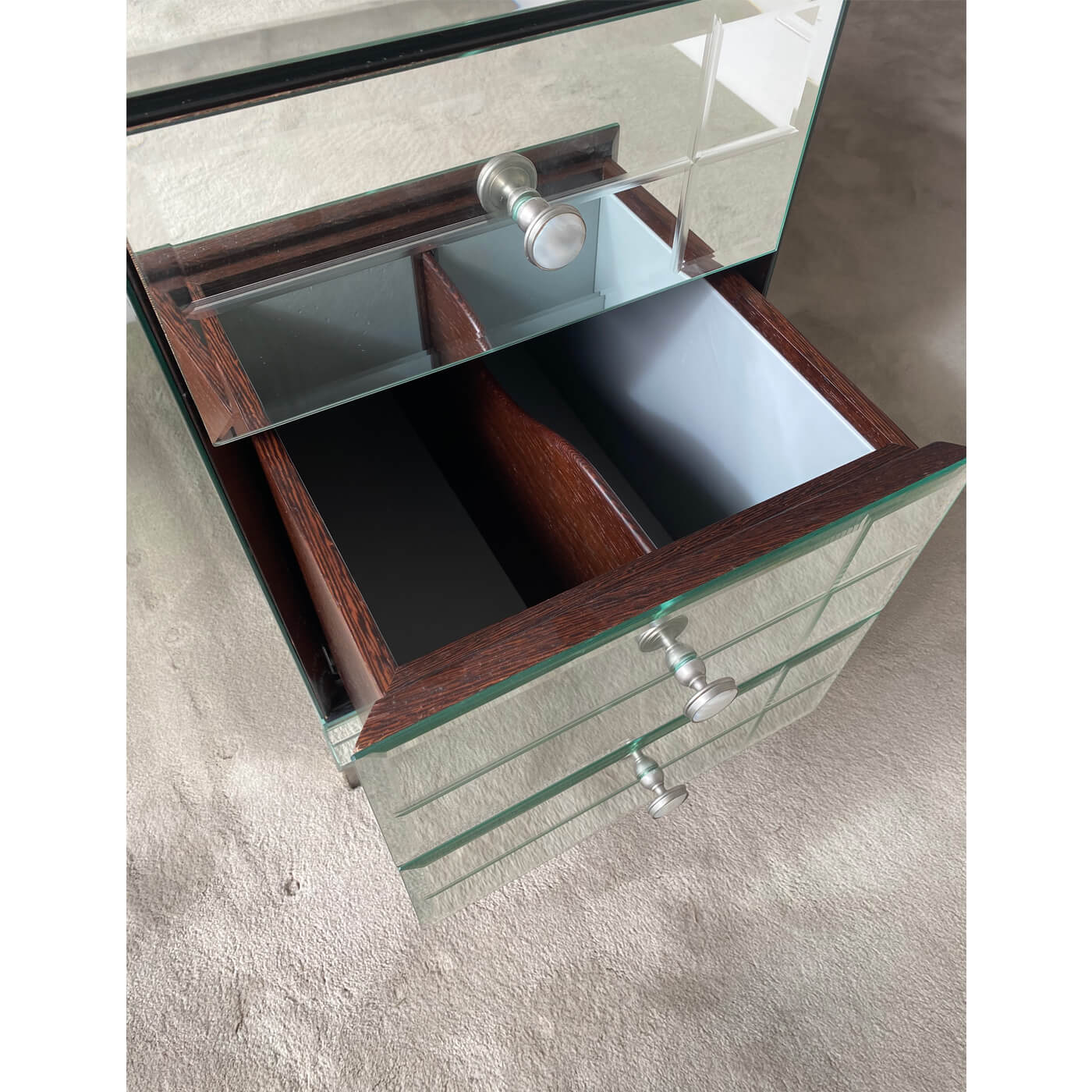 Two-Design-Lovers-Custom-Mirrored-Make-Up-Table