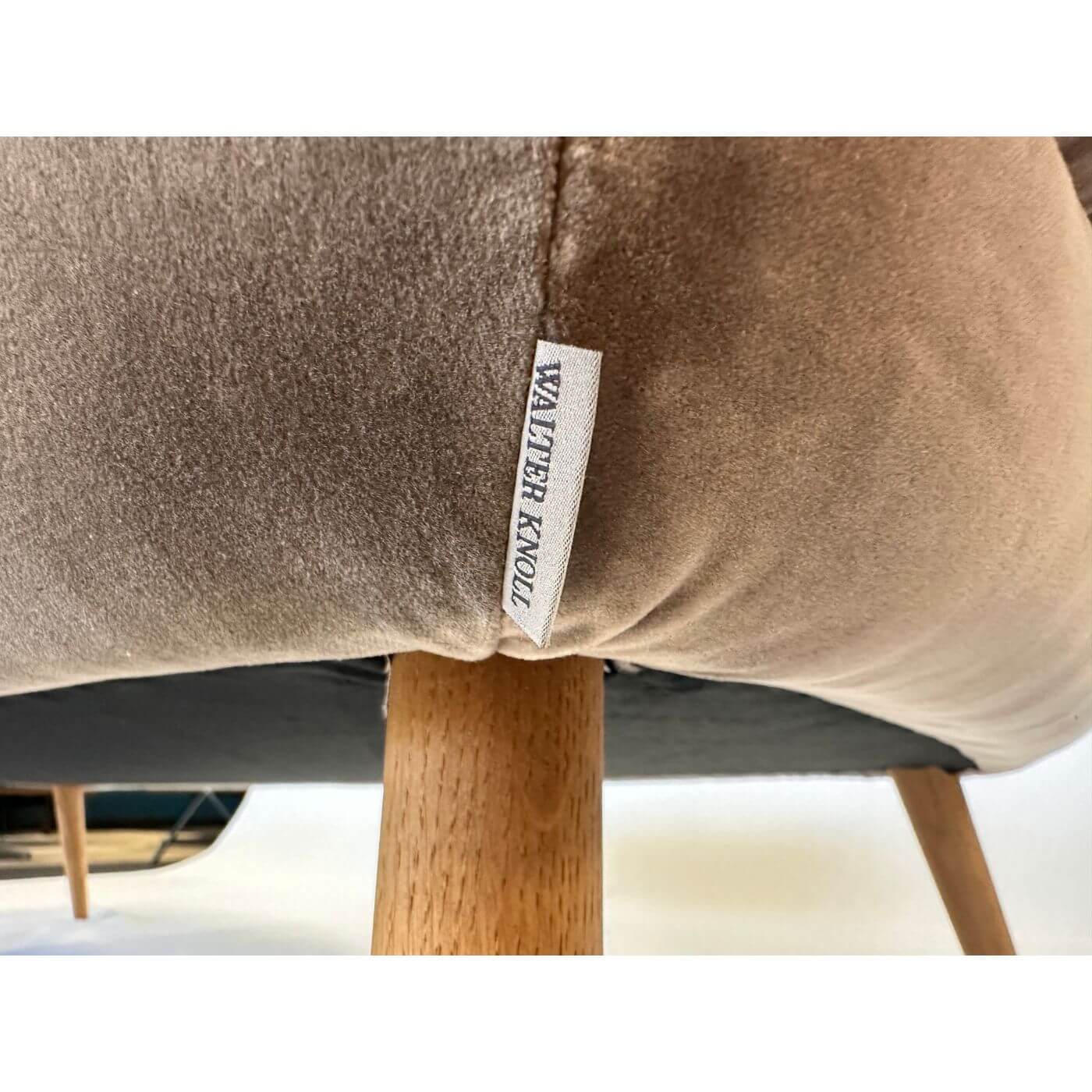 Two-Design-Lovers-Walter-Knoll-375-Stool