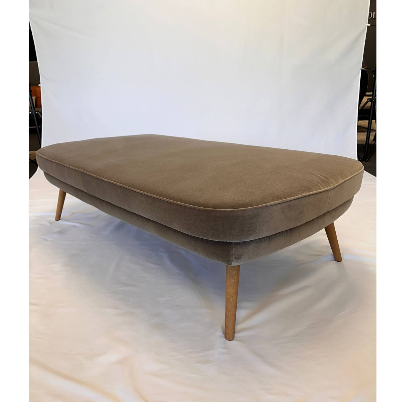 Two-Design-Lovers-Walter-Knoll-375-Stool