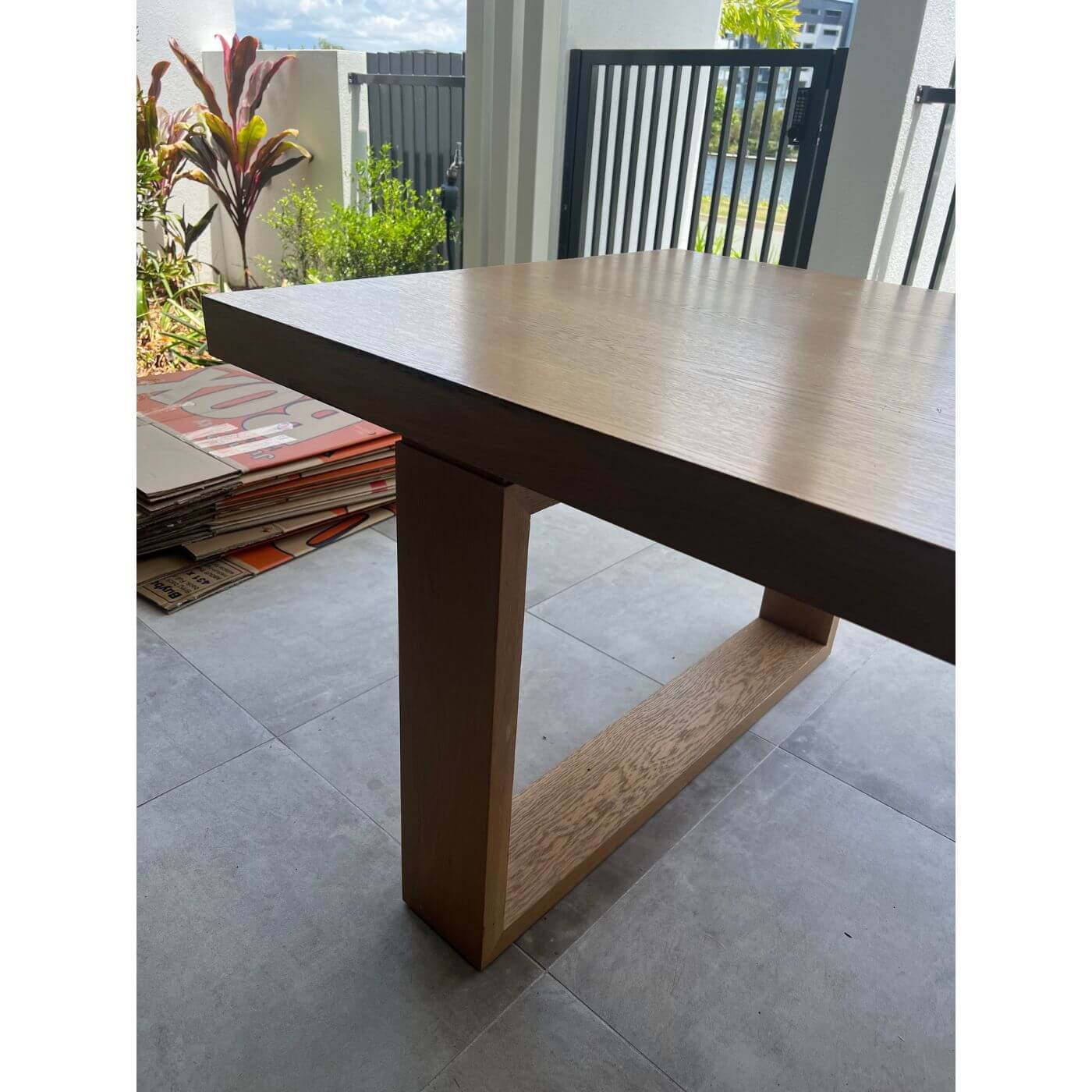 Two-Design-Lovers-Zuster-April-Dining-Table