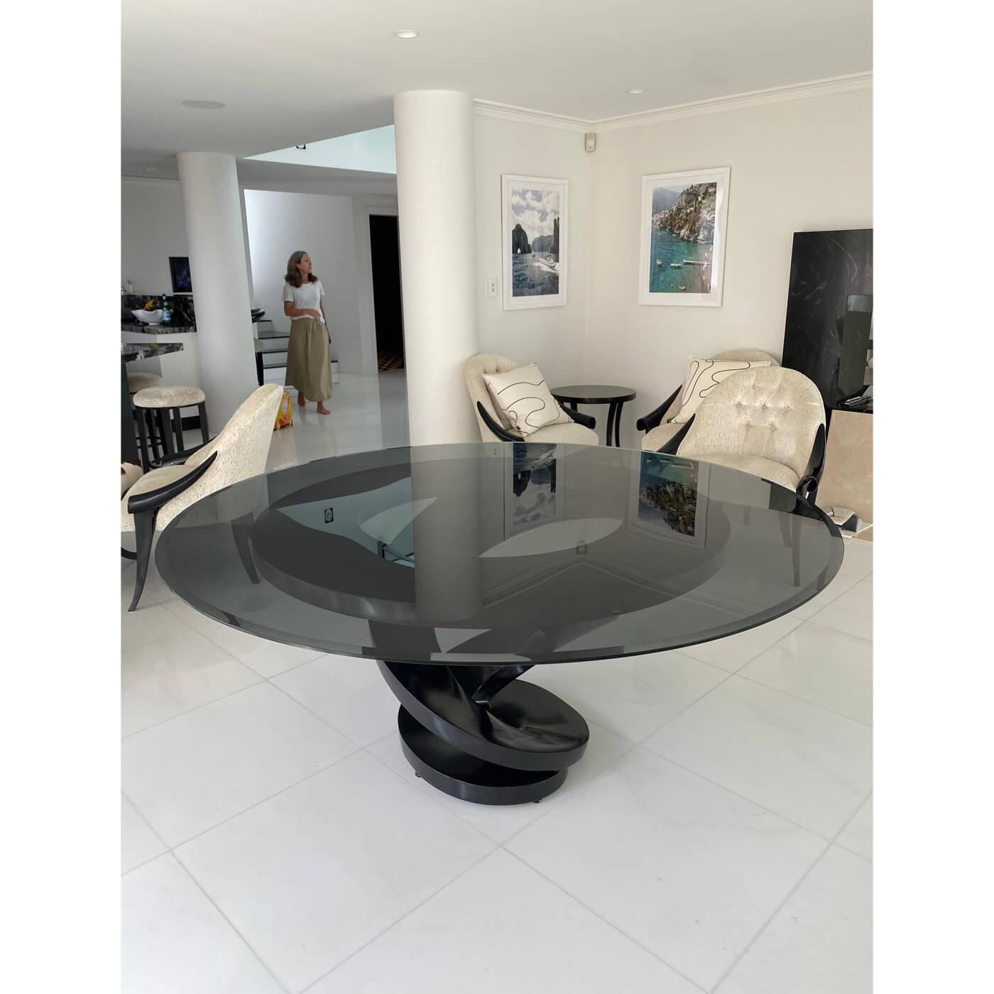 Round Swirl Dining Table