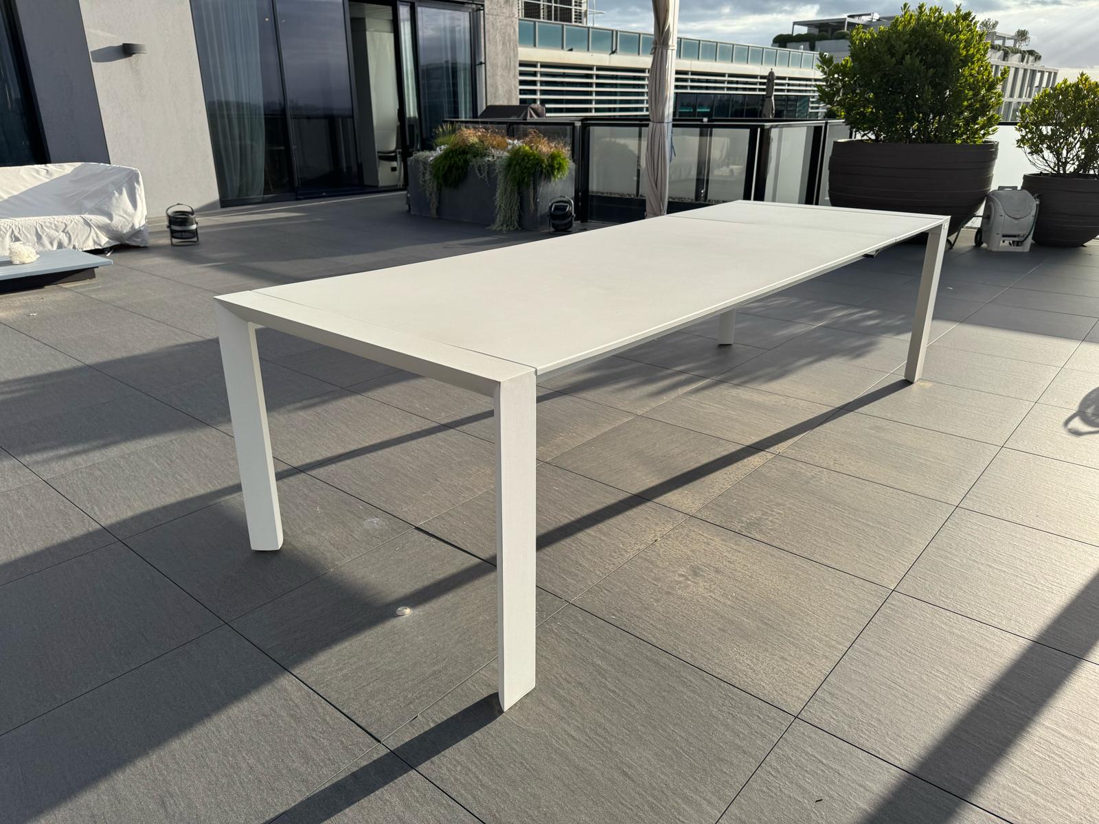 Ecliss San Diego Extendable Outdoor Dining Table