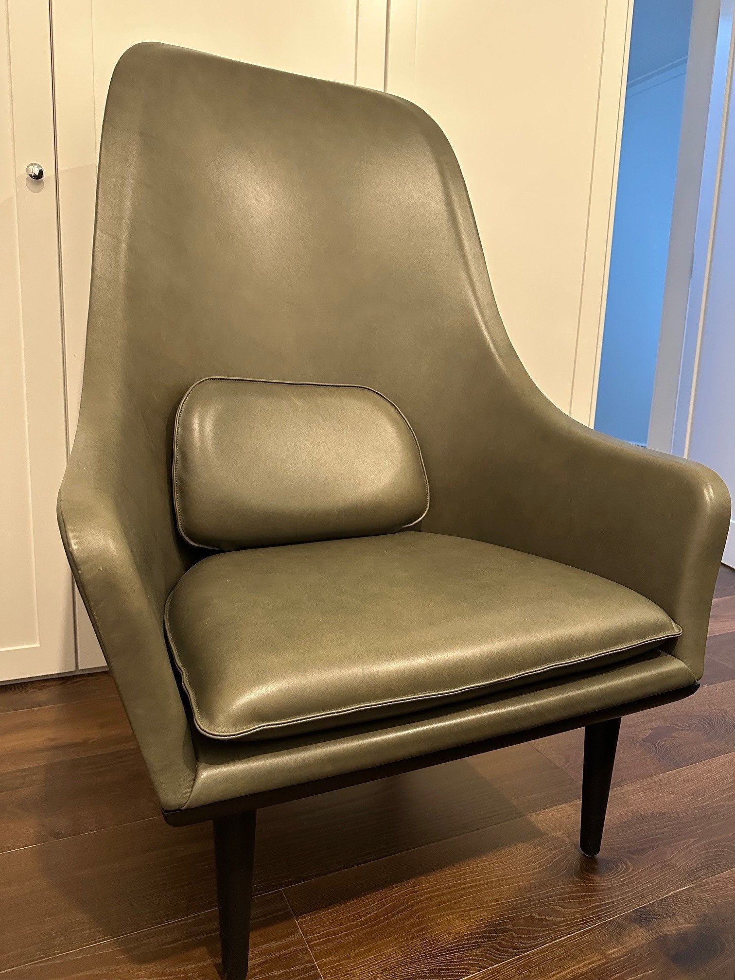 68a44b28a76e766b79698fbf_d-chair-front_1759182429204.jpg