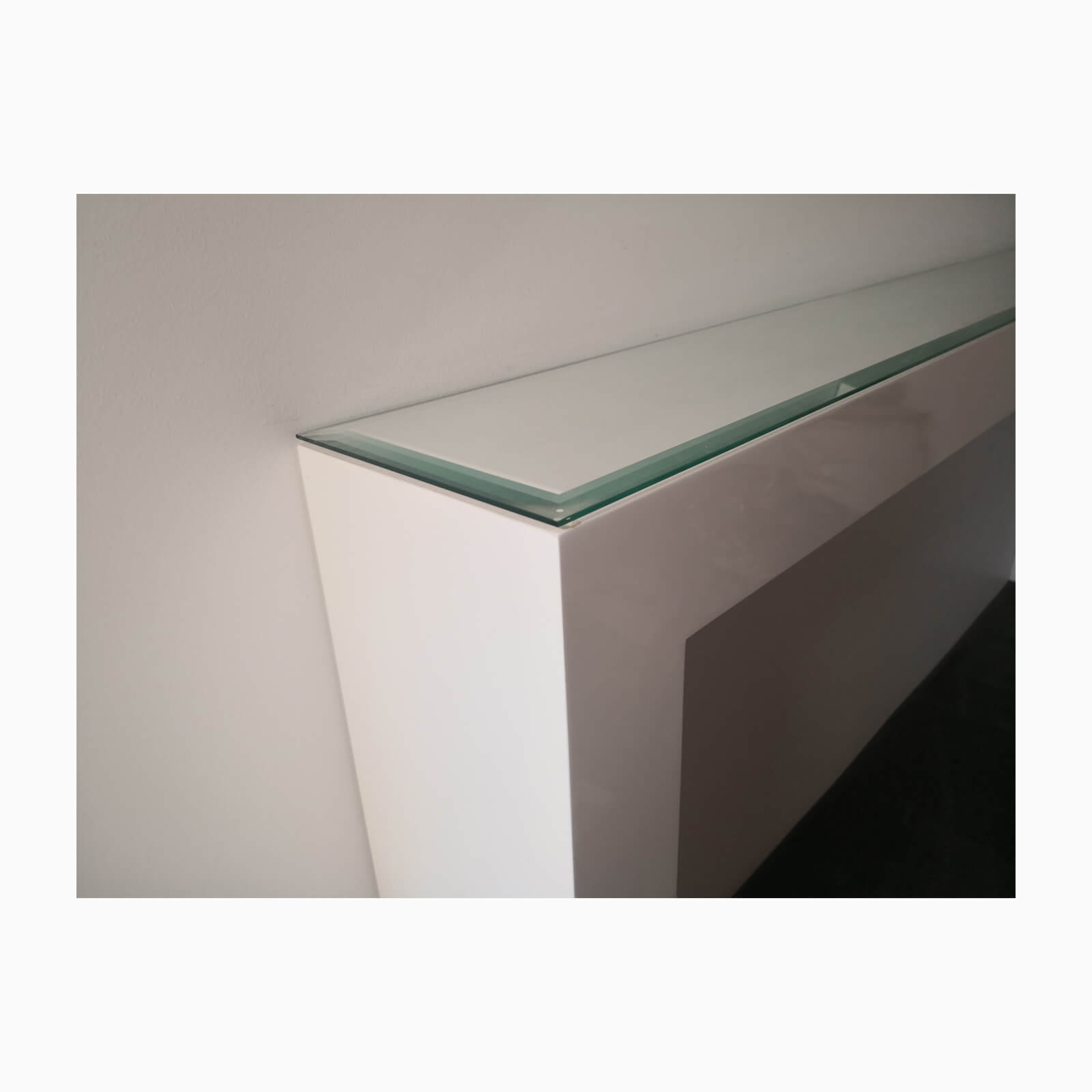 Two Design Lovers slim console glass detail