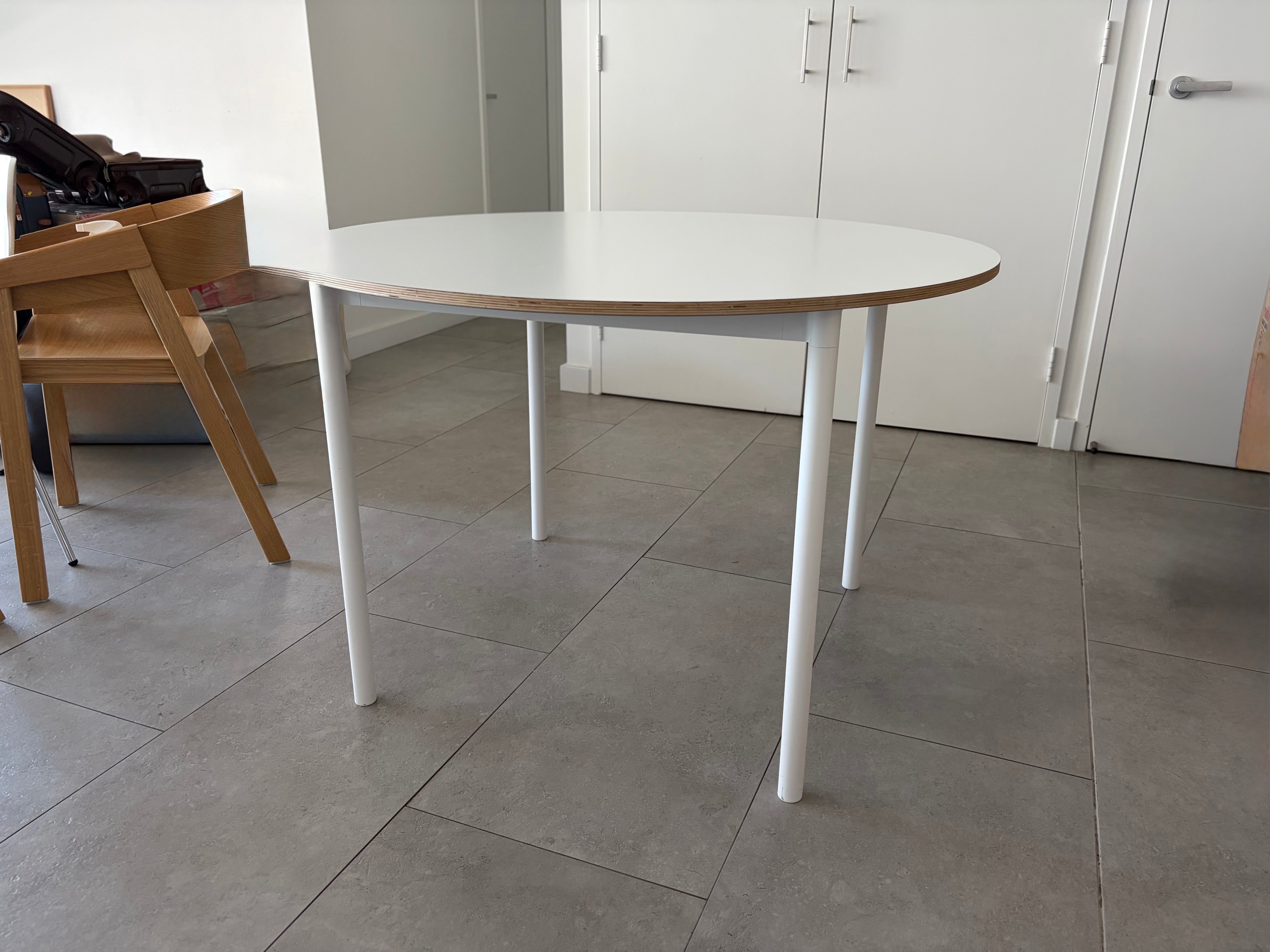 Muuto Base Round table
