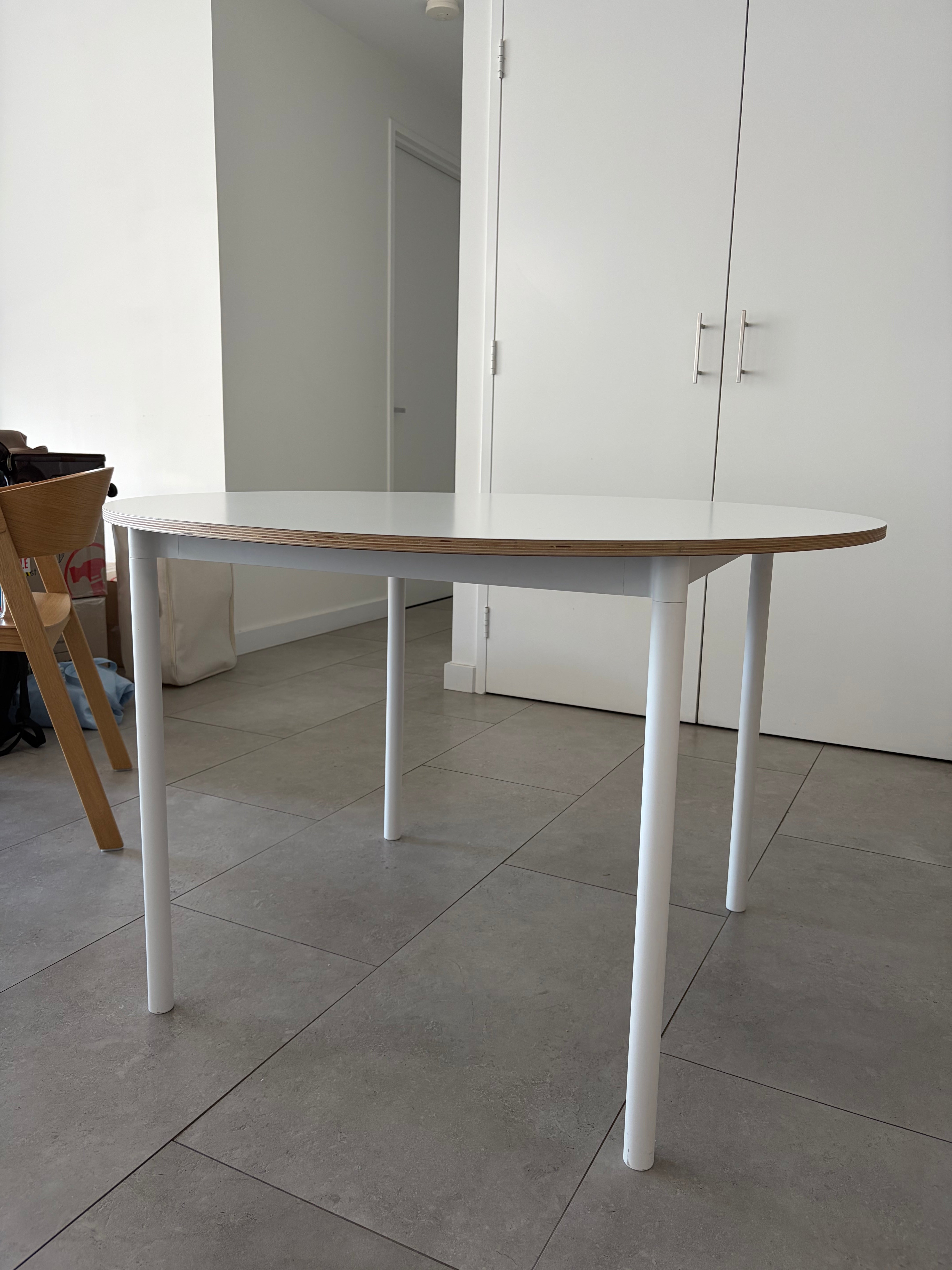 Muuto Base Round table
