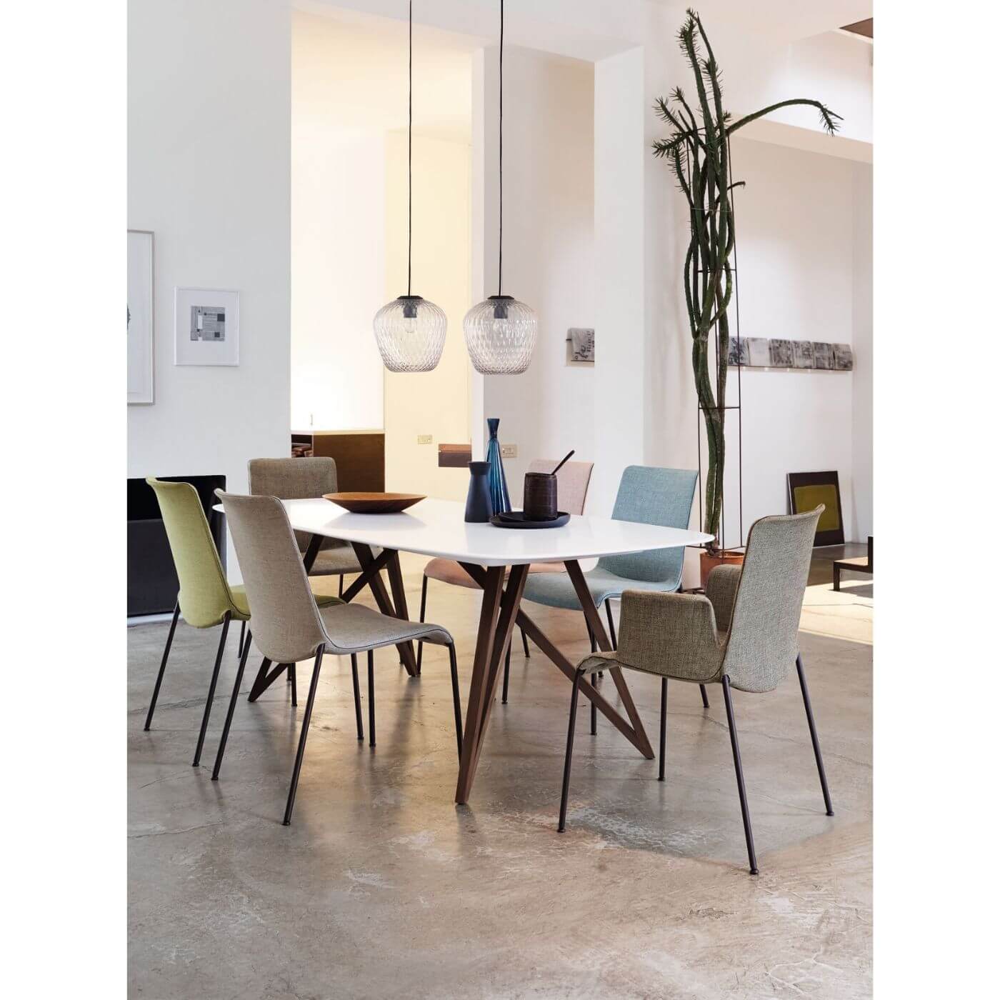 Two-Design-Lovers-Walter-Knoll-Seito-Dining-Table