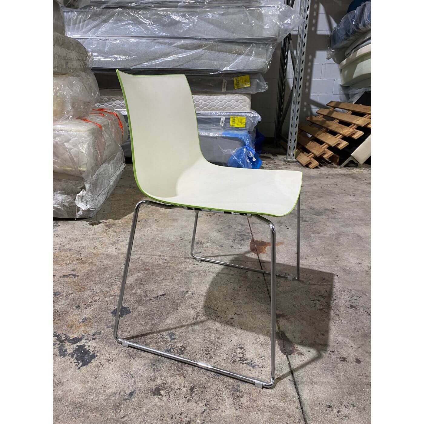 Two-Design-Lovers-Arper-Catifa 46 -Bi-Colour-Chair-Green