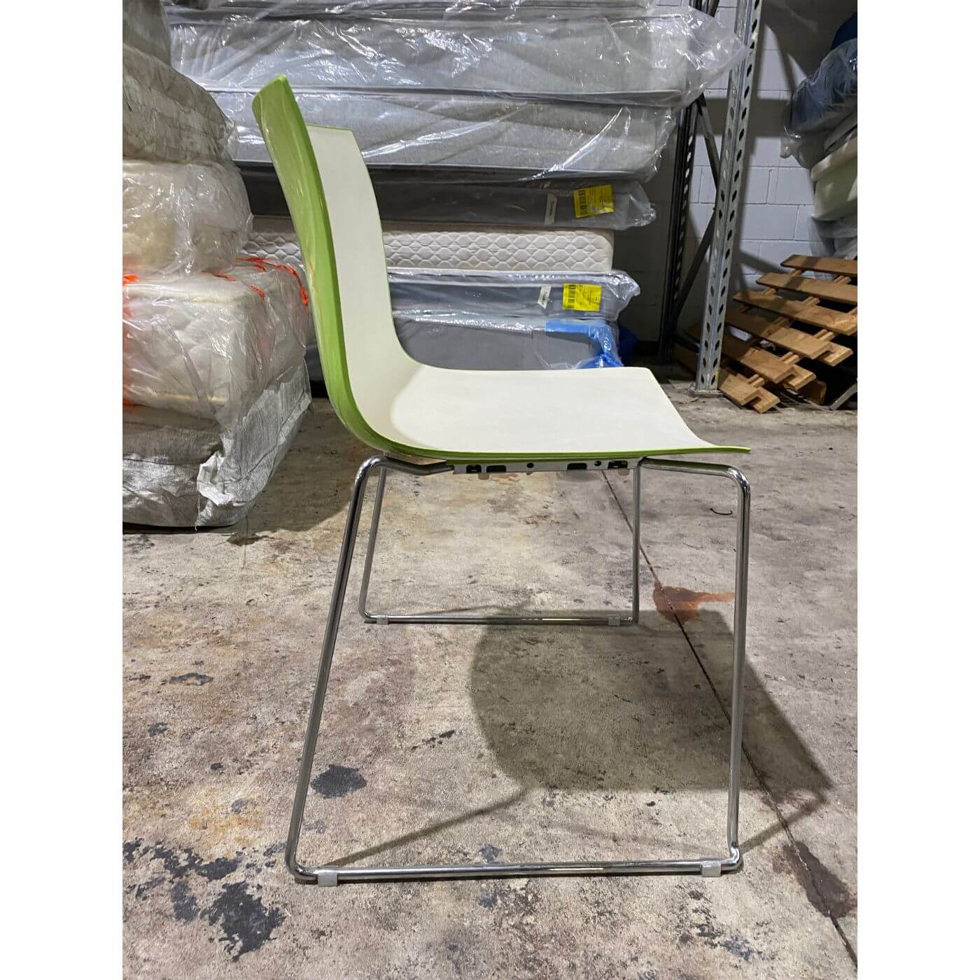 Two-Design-Lovers-Arper-Catifa 46 -Bi-Colour-Chair-Green