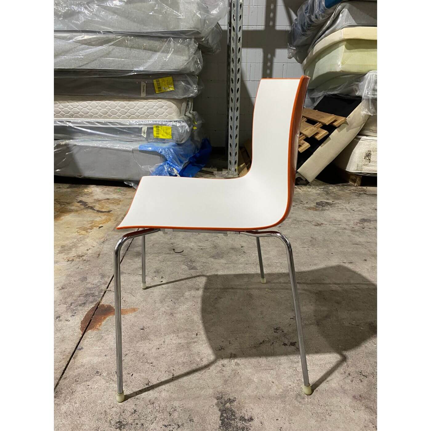 Two-Design-Lovers-Arper-Catifa 46 -Bi-Colour-Chair-Orange