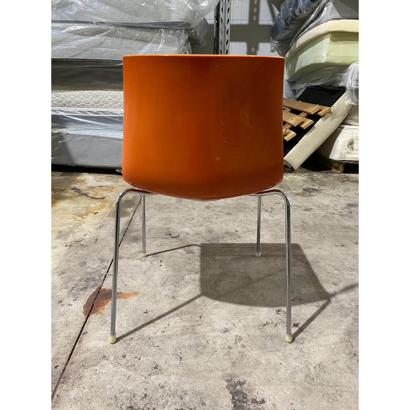 Two-Design-Lovers-Arper-Catifa 46 -Bi-Colour-Chair-Orange