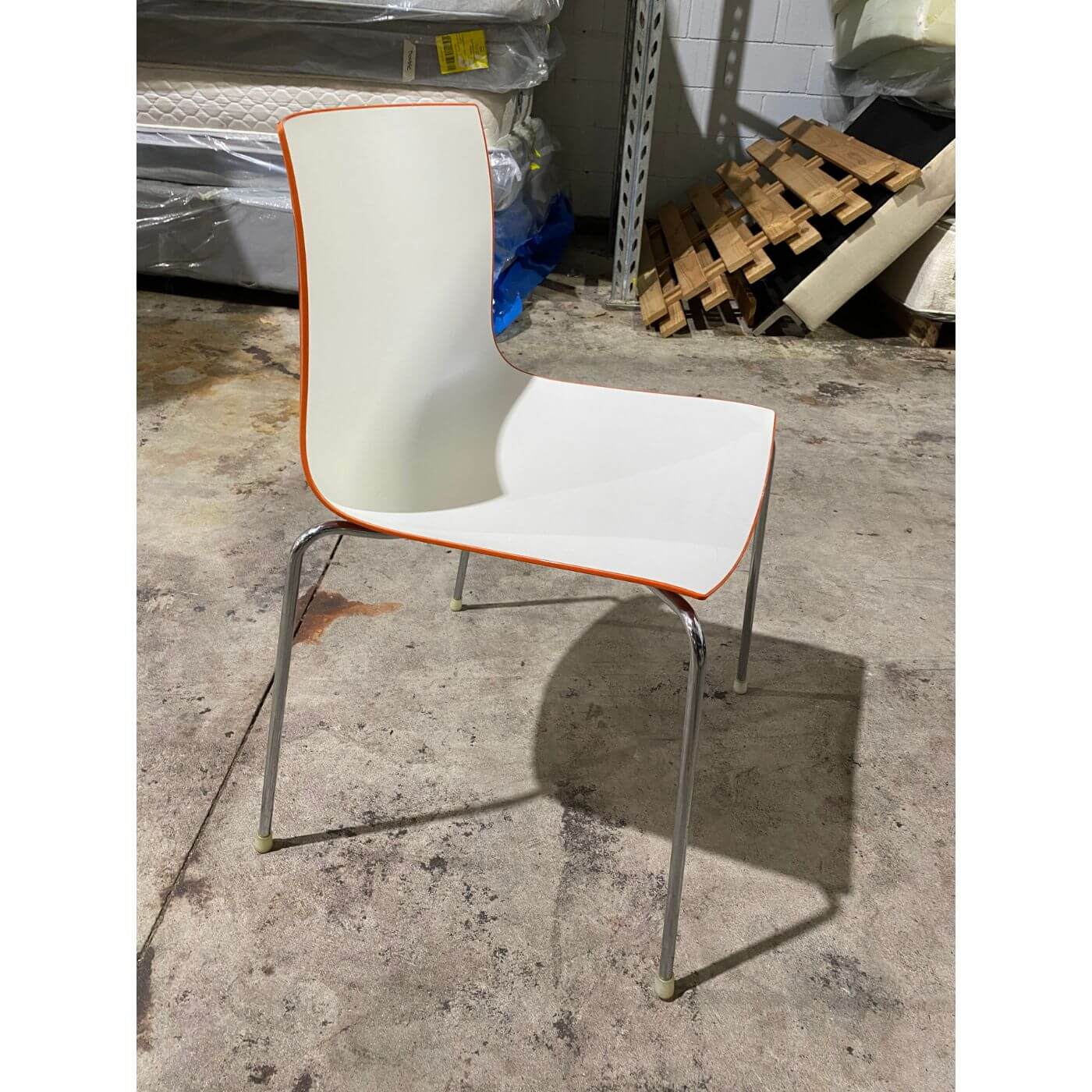 Two-Design-Lovers-Arper-Catifa 46 -Bi-Colour-Chair-Orange