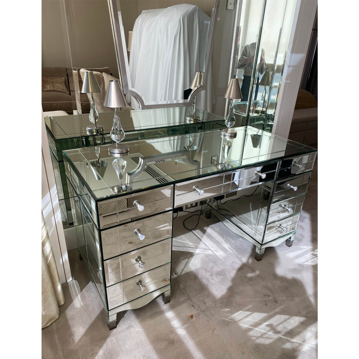 Two-Design-Lovers-Custom-Mirrored-Make-Up-Table