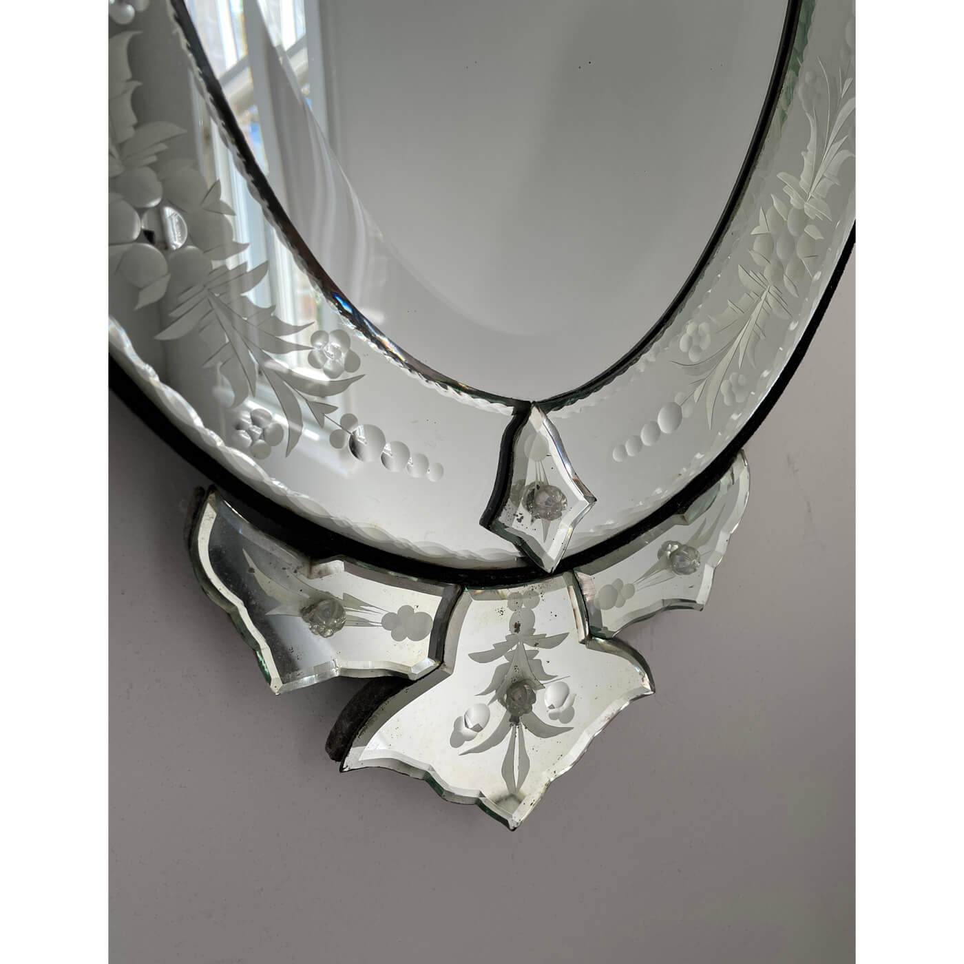 Venetian mirror, oval with floral pattern