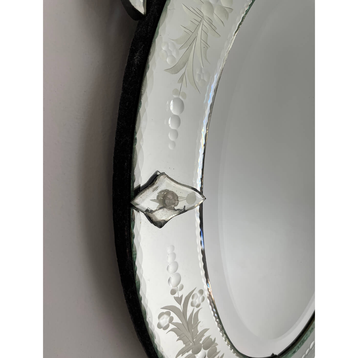 Venetian mirror, oval with floral pattern