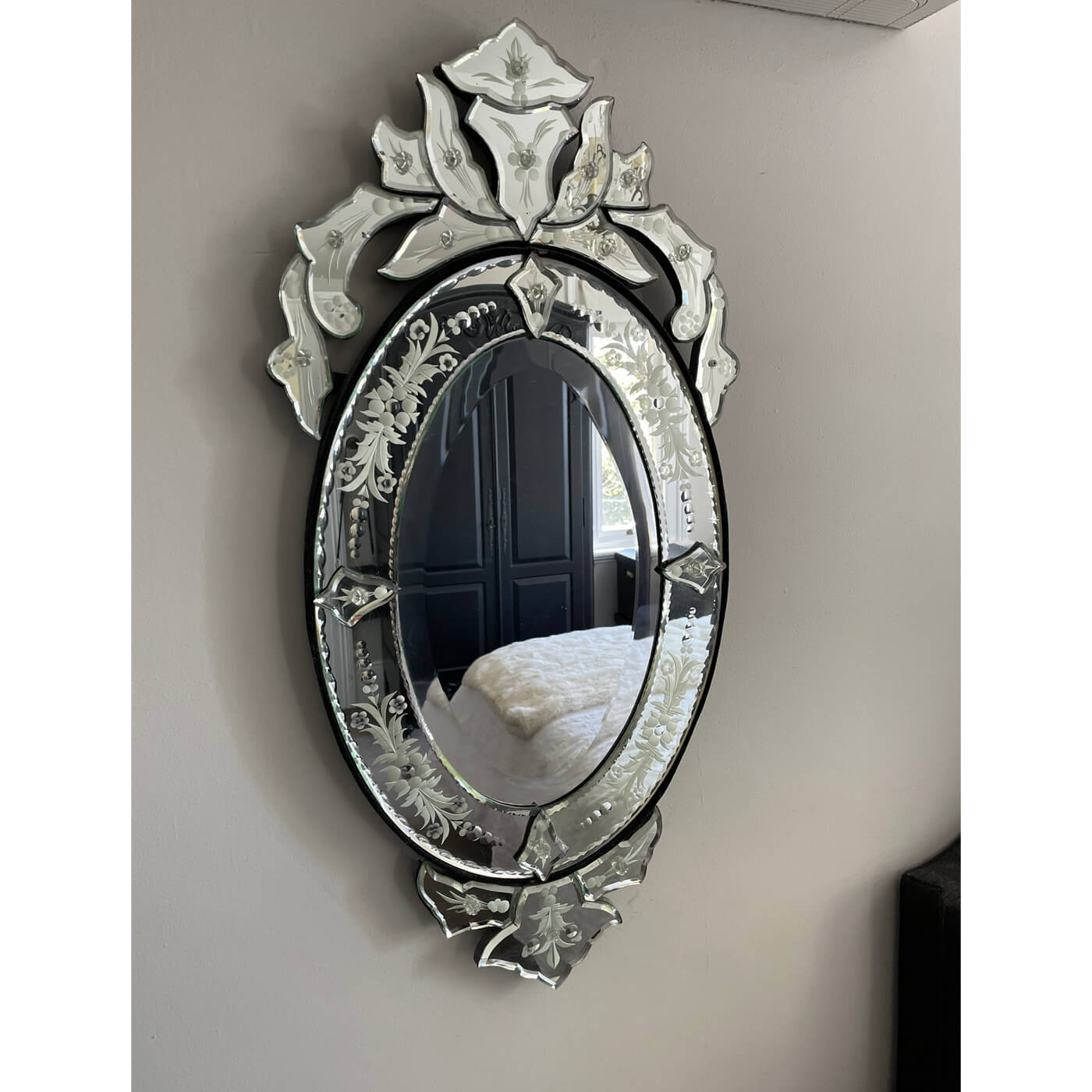 Venetian mirror, oval with floral pattern