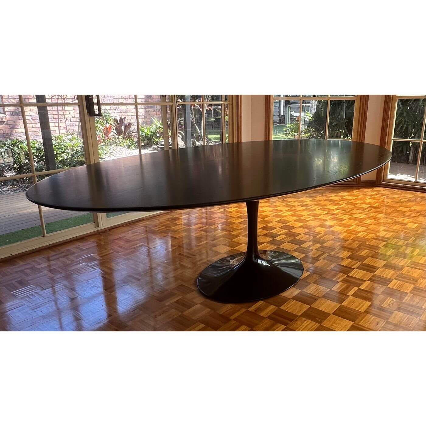 Two-Design-Lovers-Eero-Saarinen-Dining Table