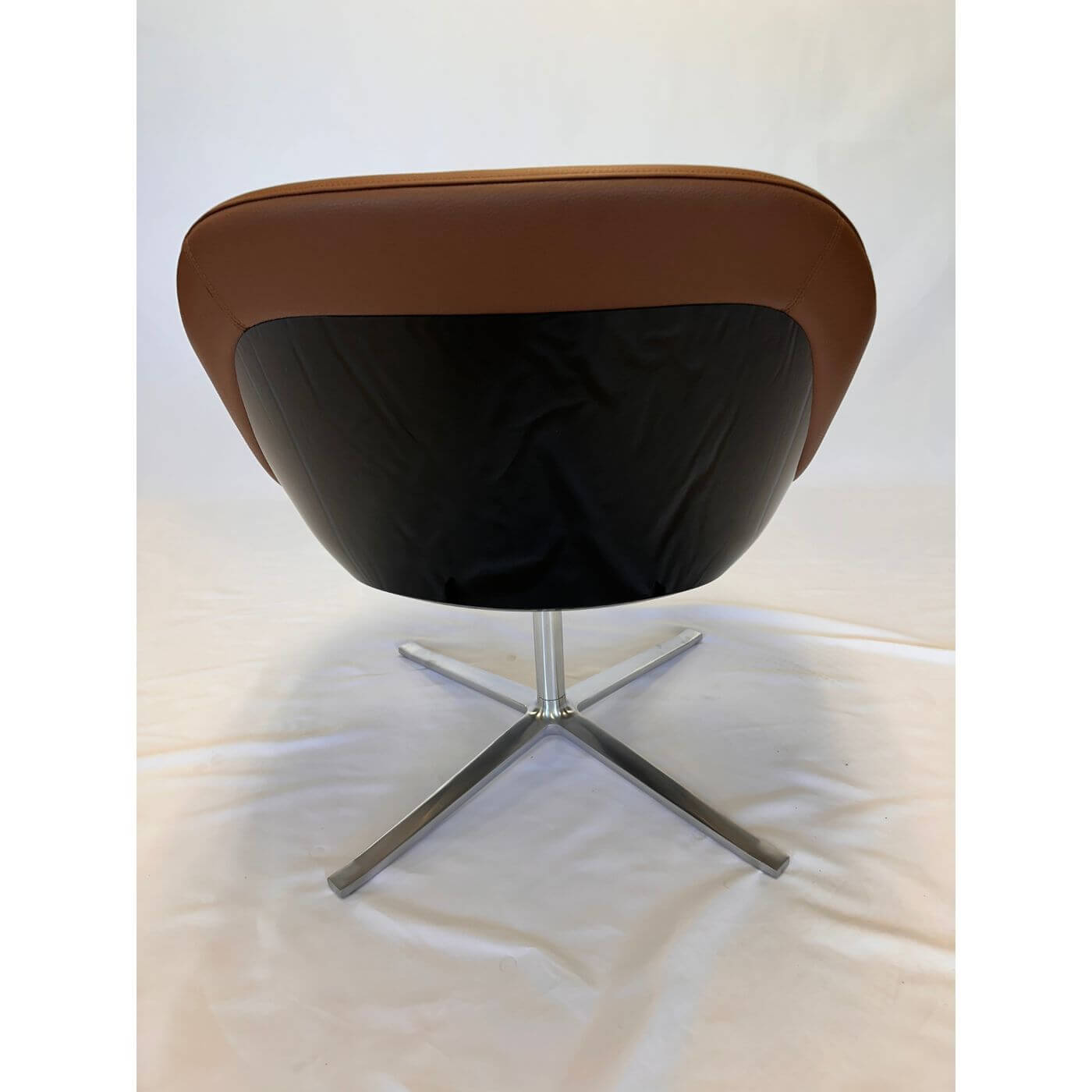 Two-Design-Lovers-Walter-Knoll-Turtle-Lounge-Armchair