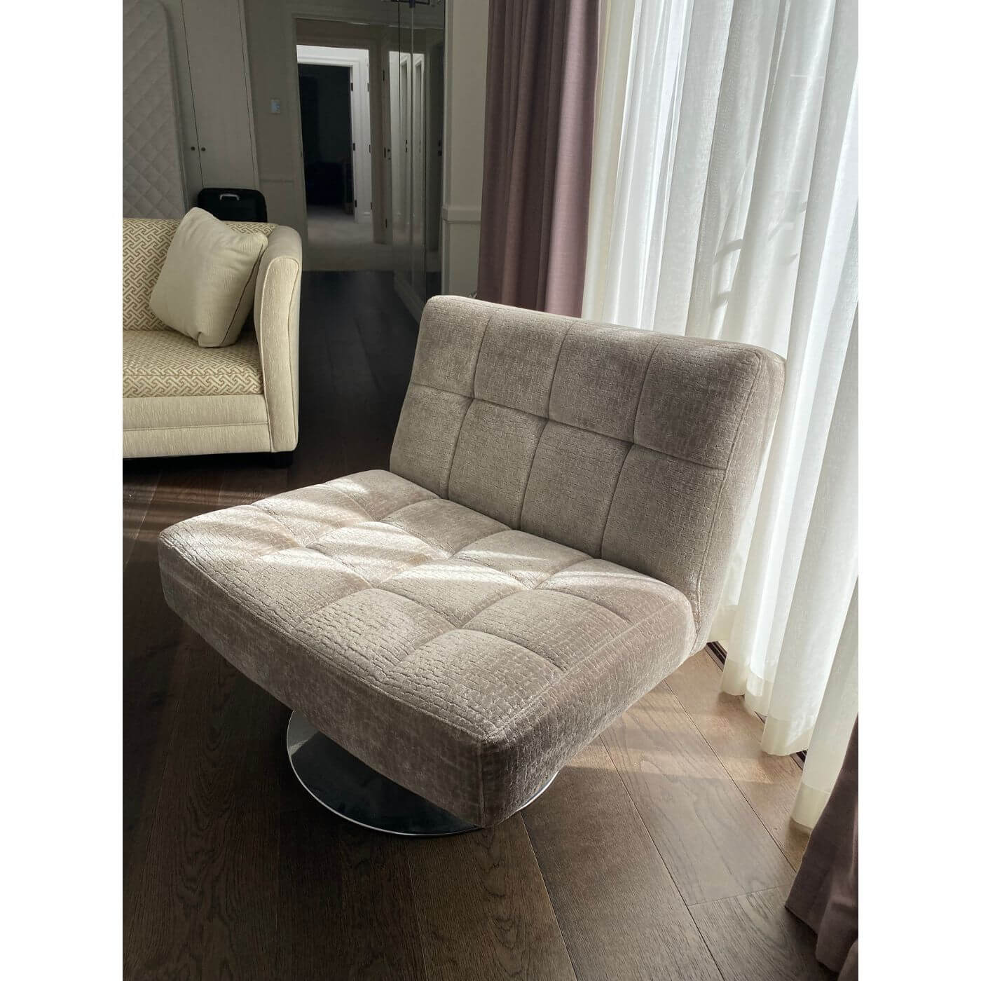 Two-Design-Lovers-designfurniture-beige-swivel-chairs