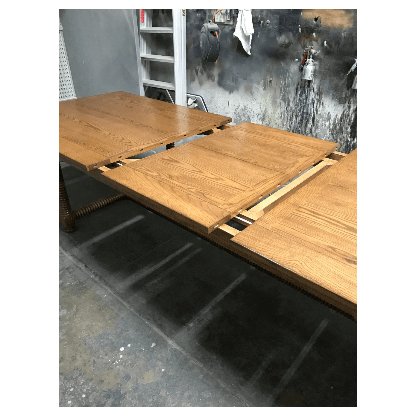 Two Design Lovers dining table with folding centre leaf