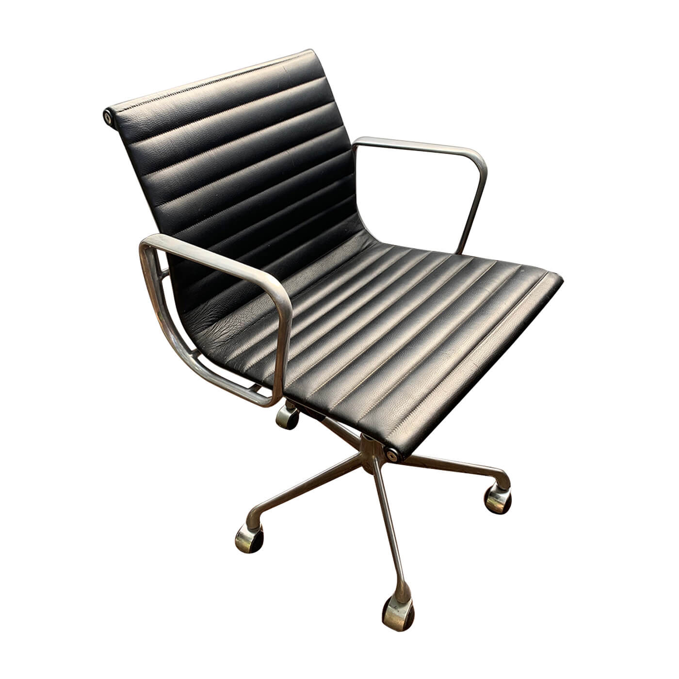 two-design-lovers-Eames Aluminium Group Management Chair Hero