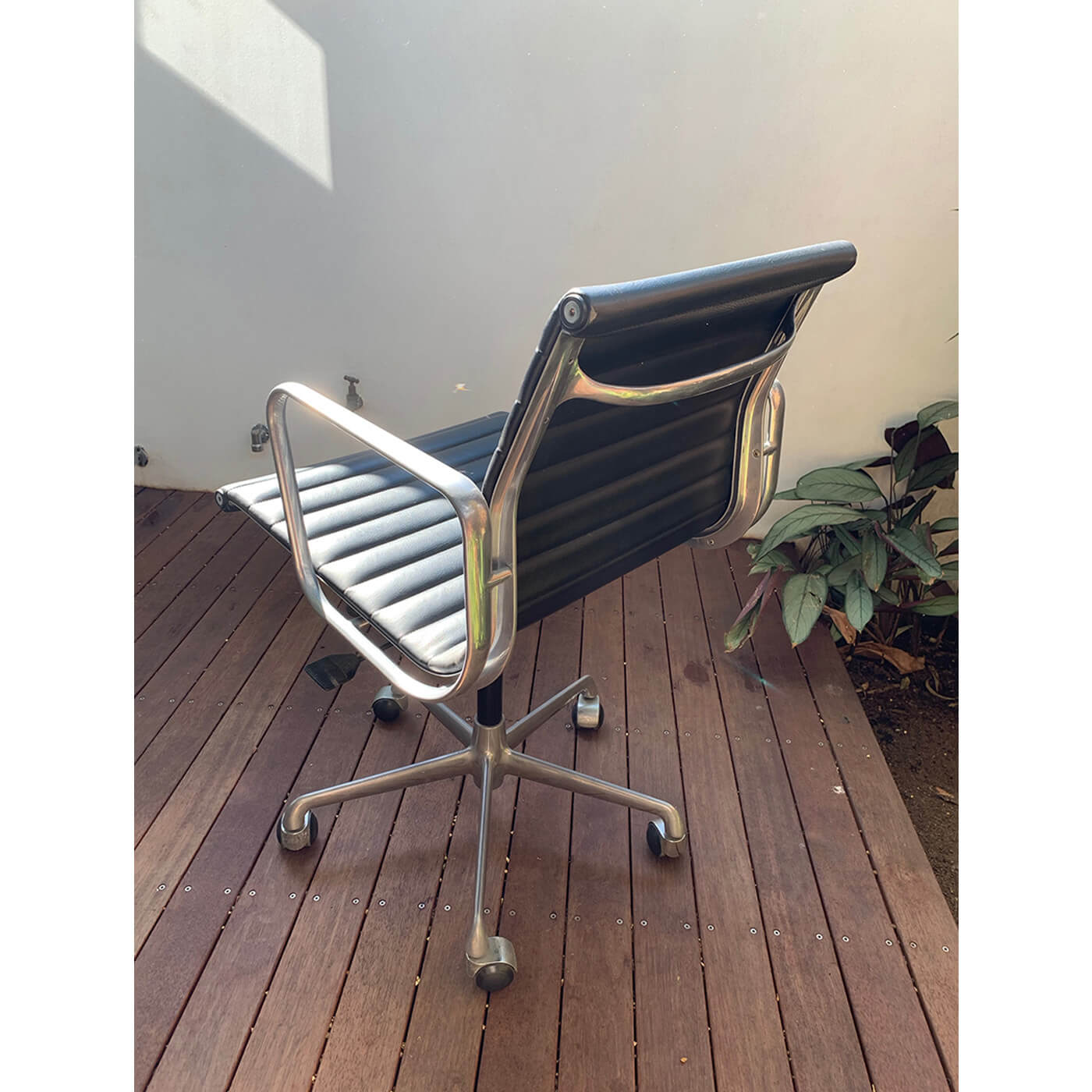 two-design-lovers-Eames Aluminium Group Management Chair Hero