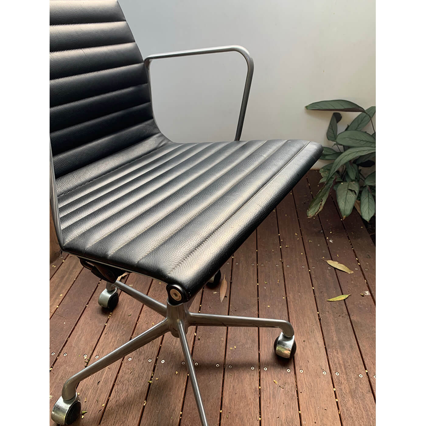 two-design-lovers-Eames Aluminium Group Management Chair Hero