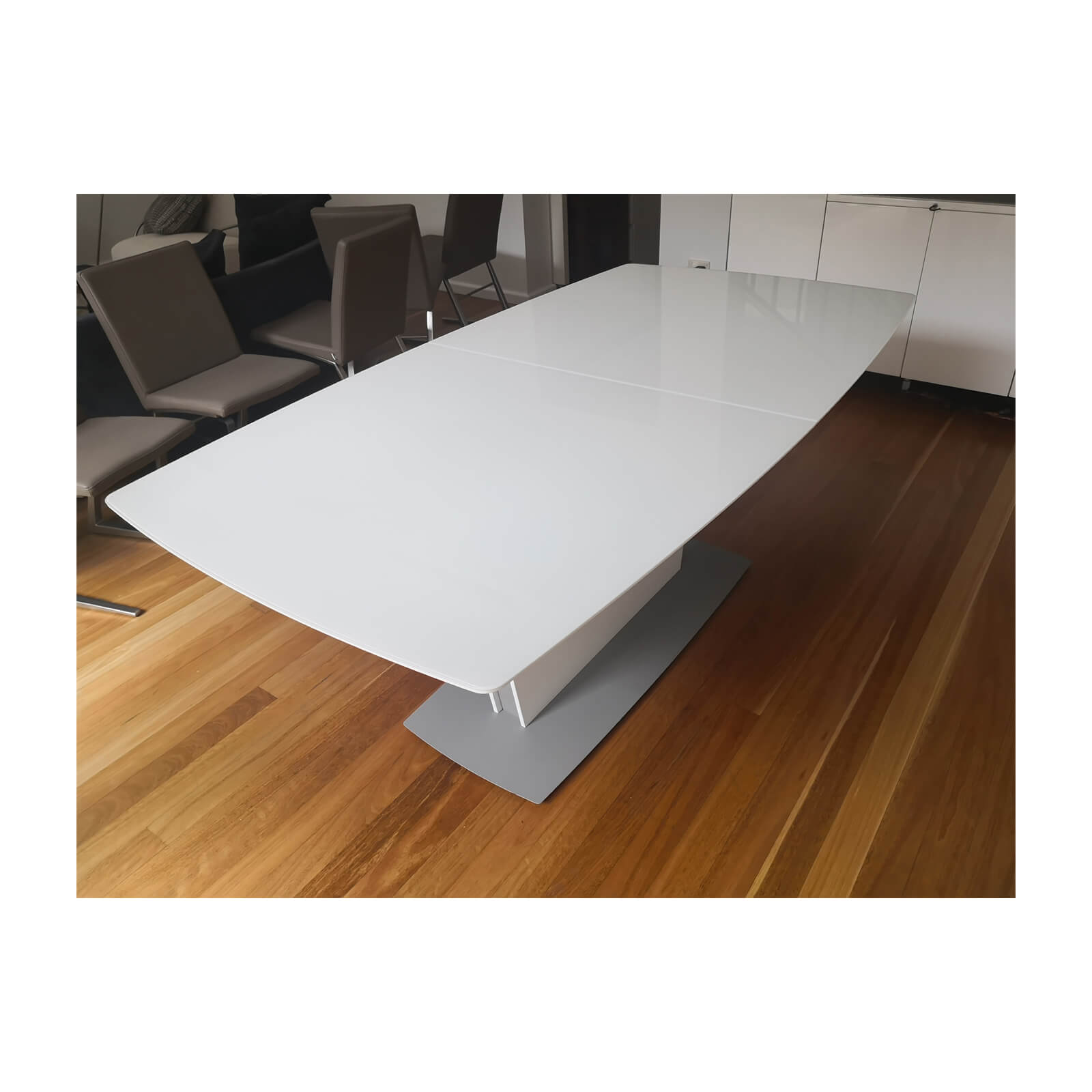 Bo Concept Milano extension dining table white top