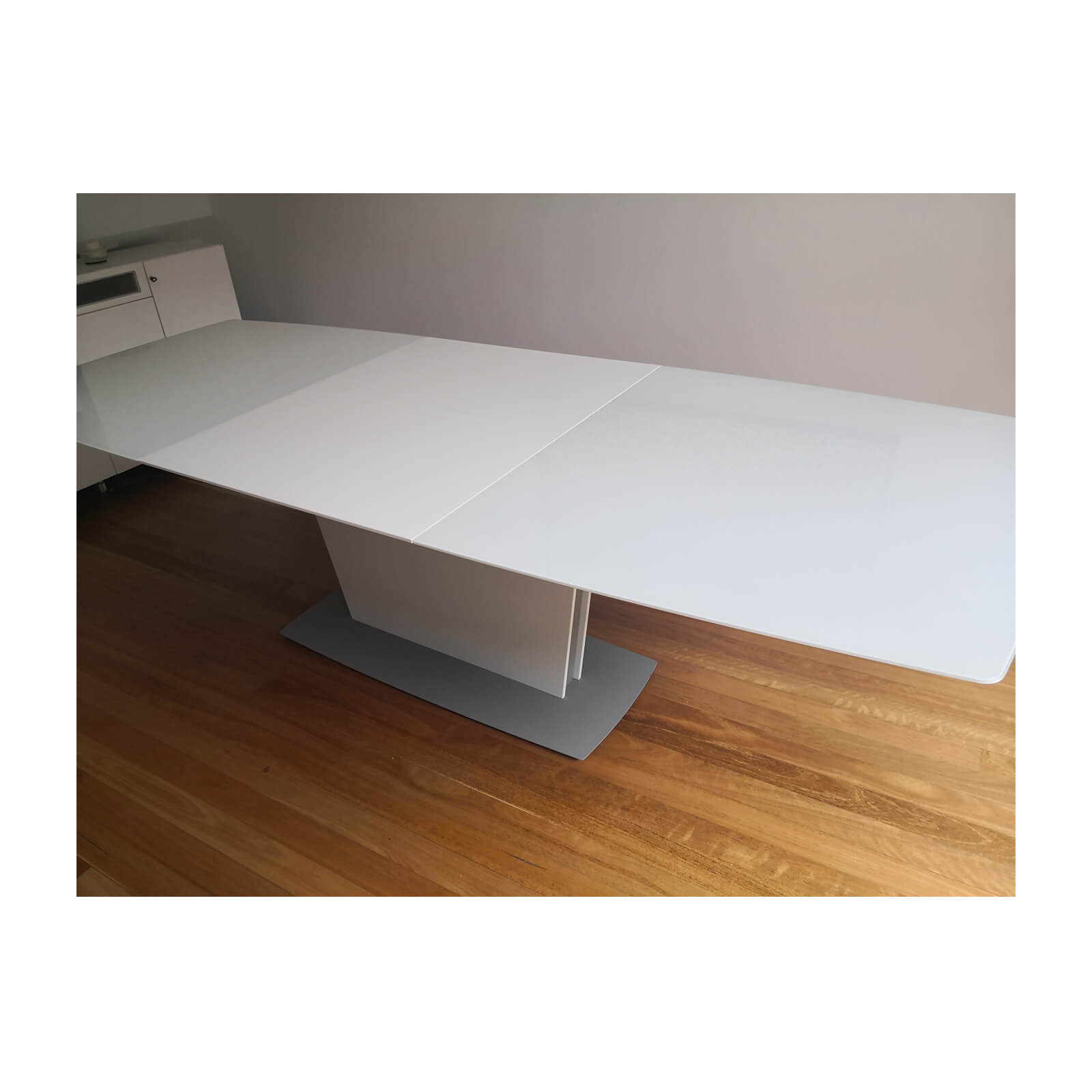 Bo Concept Milano extension dining table white open