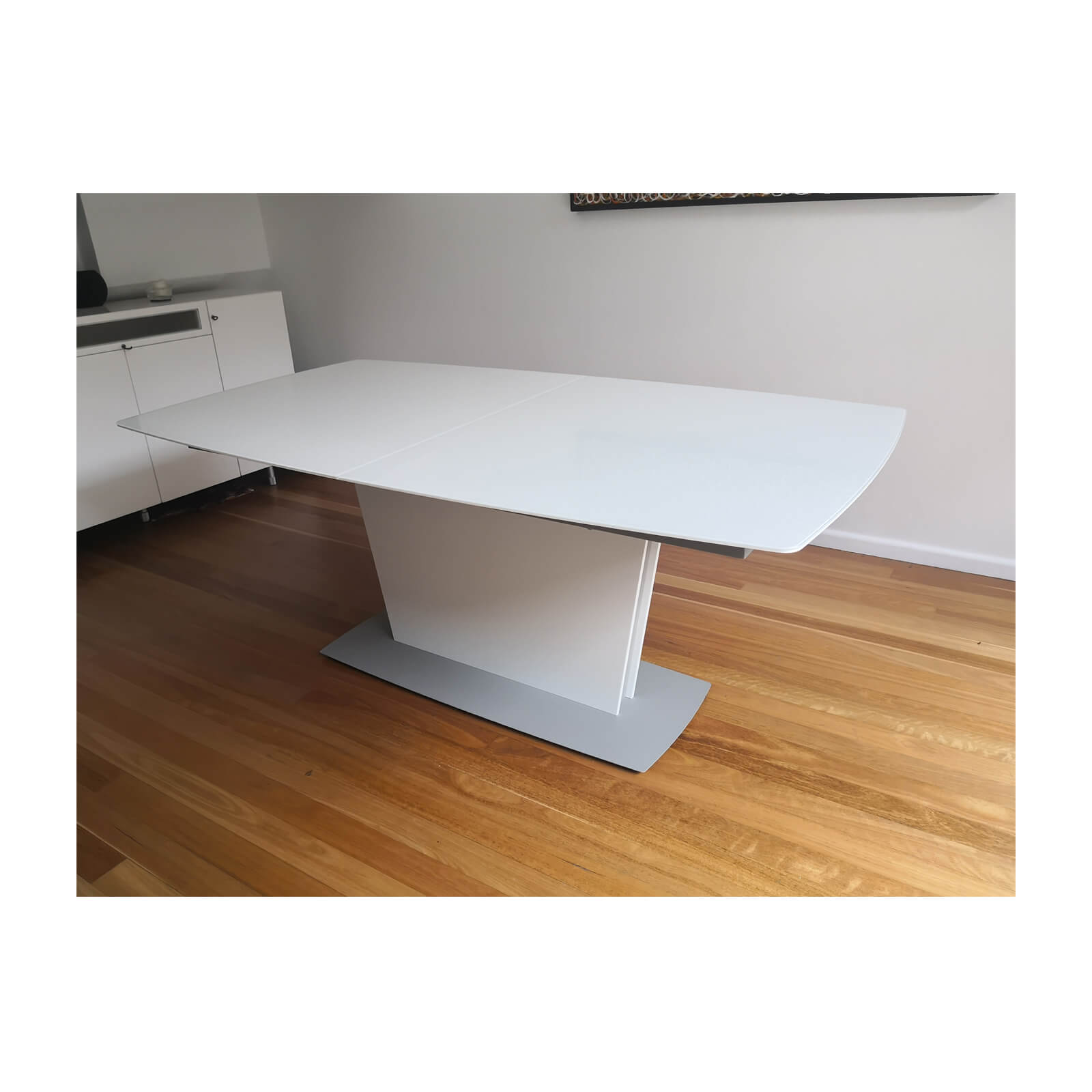 Bo Concept Milano extension dining table white closed