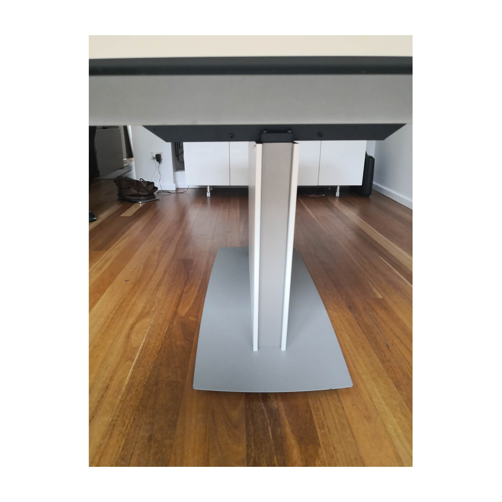 Bo Concept Milano extension dining table white base