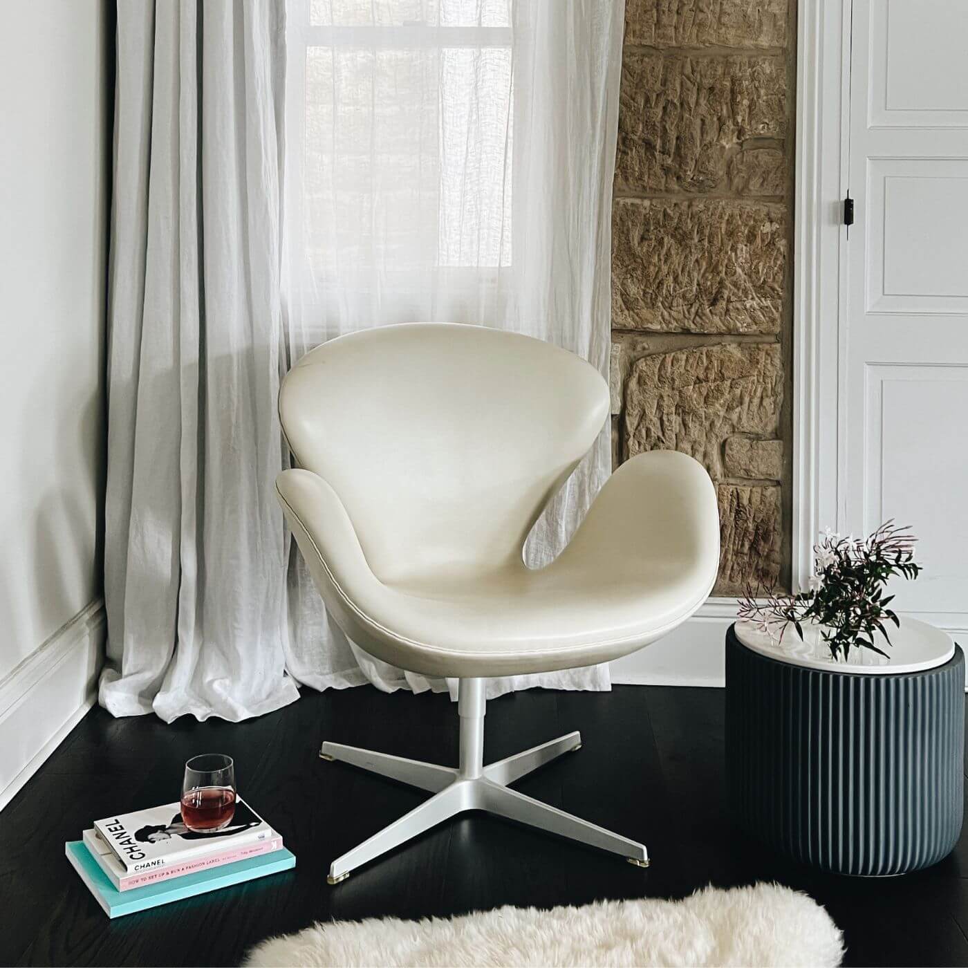 Fritz Hansen white swan chair