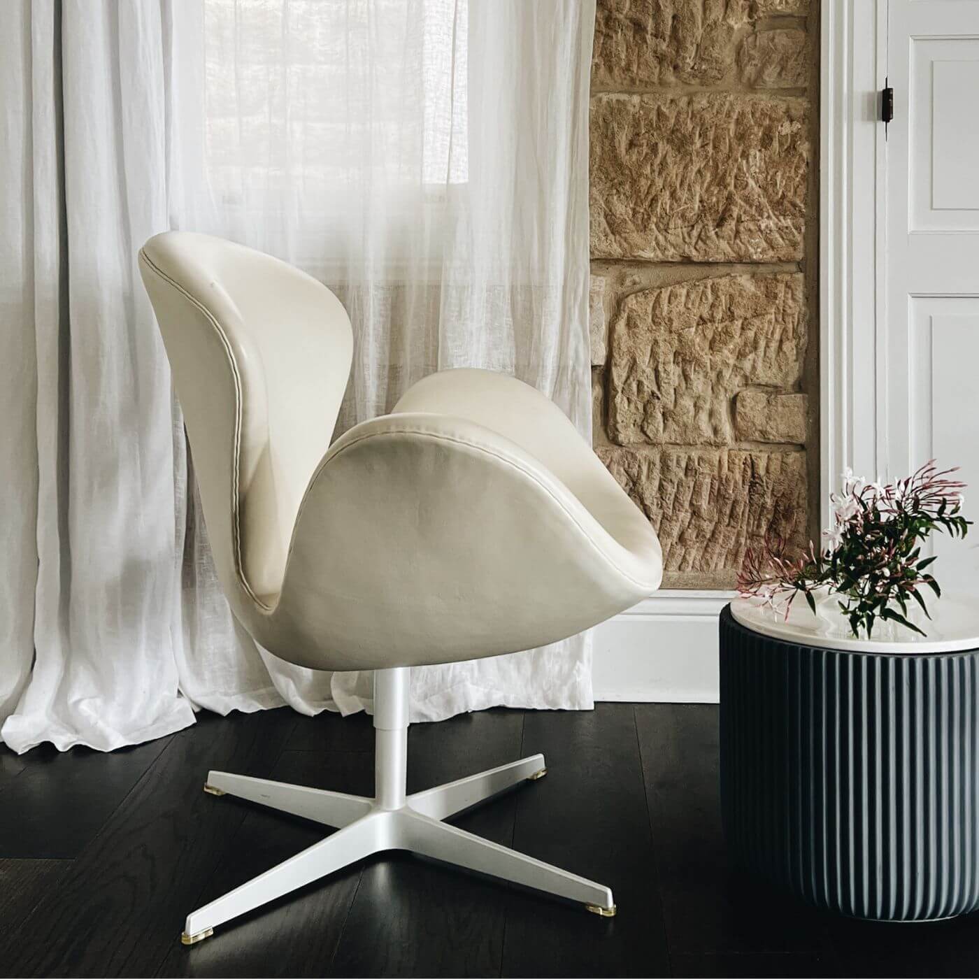 Fritz Hansen white swan chair