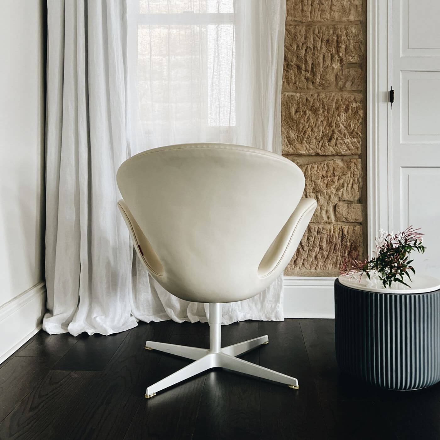 Fritz Hansen white swan chair