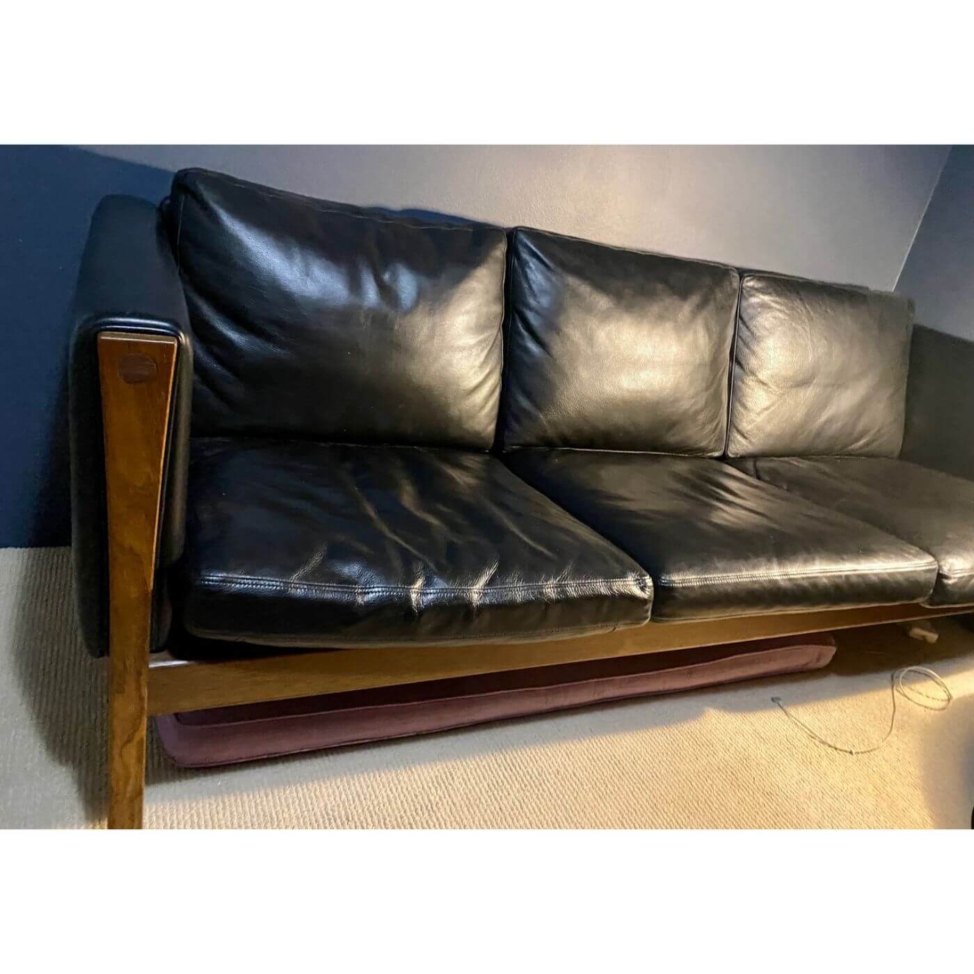 Two Design Lovers. Hans Wegner CH163 3 seater sofa in black leather