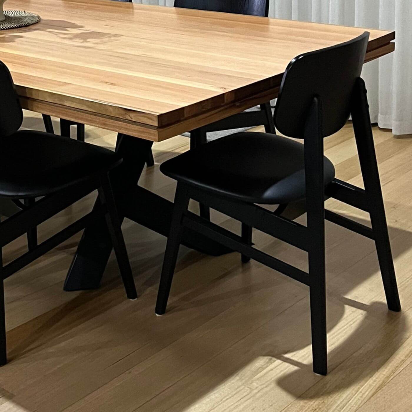 two-design-lovers-metalica-xy-dining-table