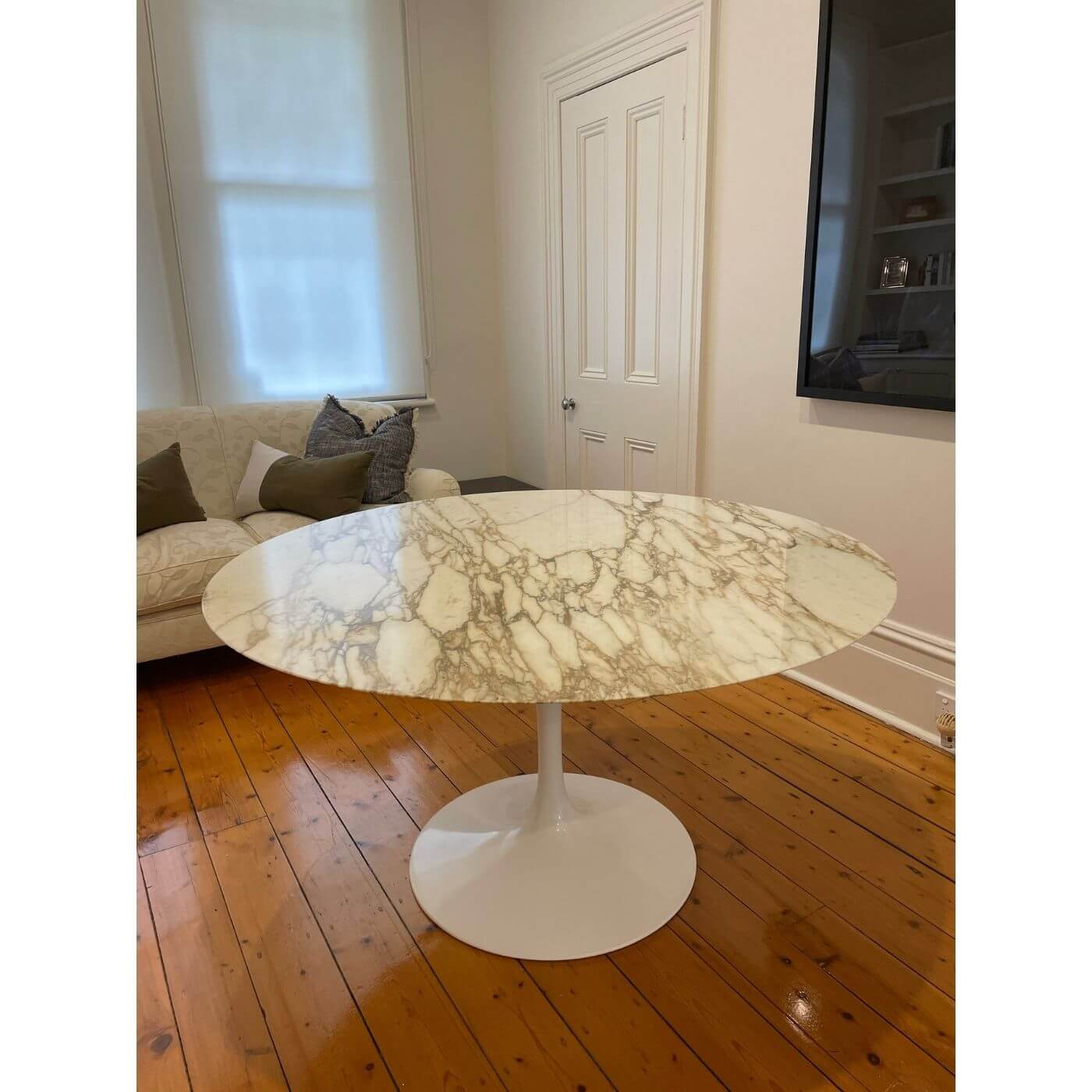 Knoll Saarinen tulip table with marble top