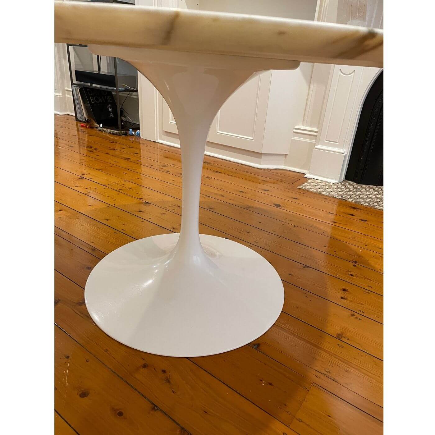 Knoll Saarinen tulip table with marble top