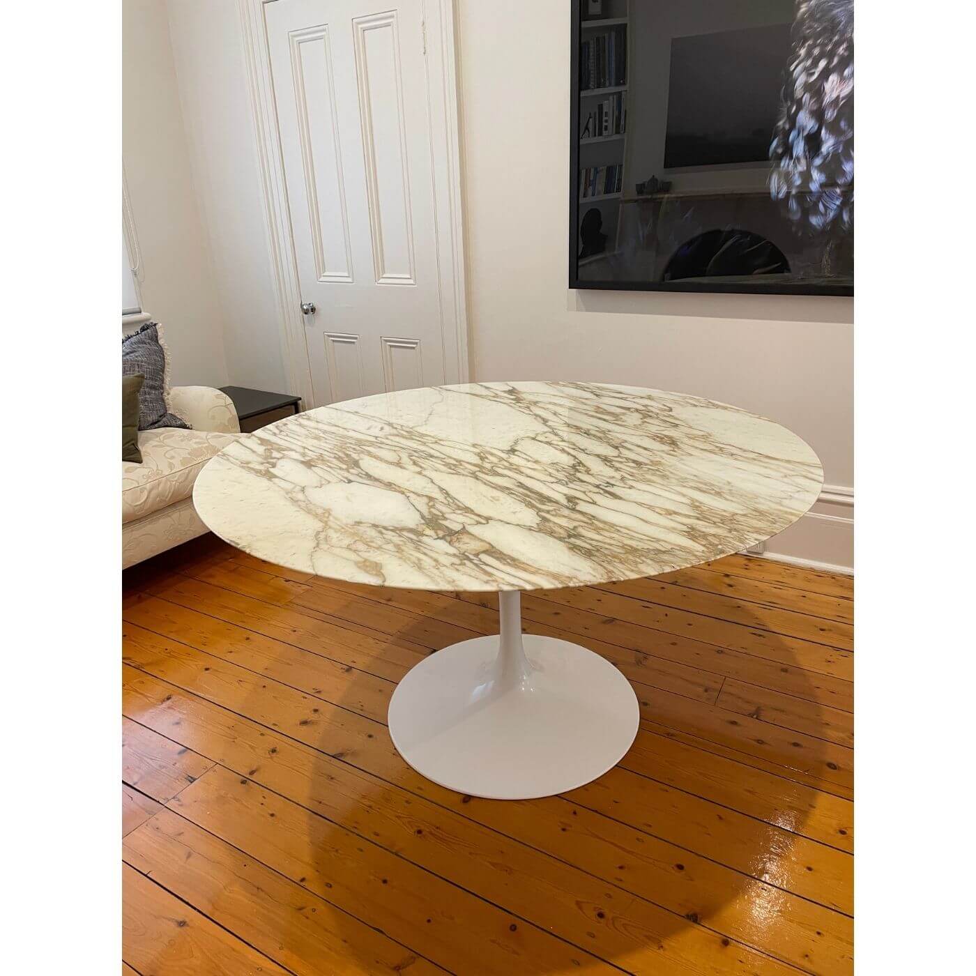 Knoll Saarinen tulip table with marble top