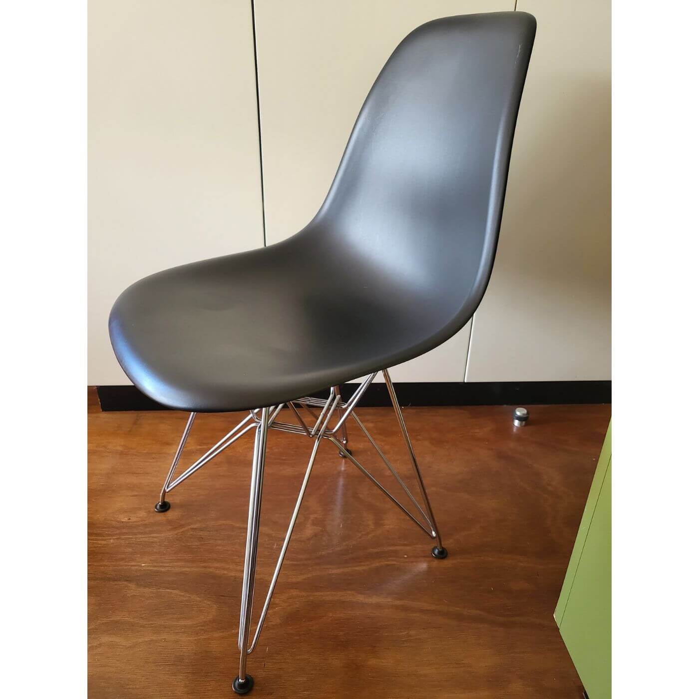 Vitra Eames DSR dining chair